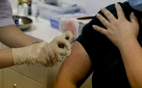 Чтобы украинцы поверили в безопасность вакцины от COVID-19, президент сделает прививку одним из первых
