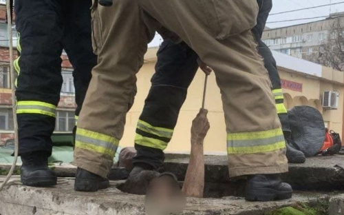 В Мариуполе мужчина провалился в четырехметровый колодец