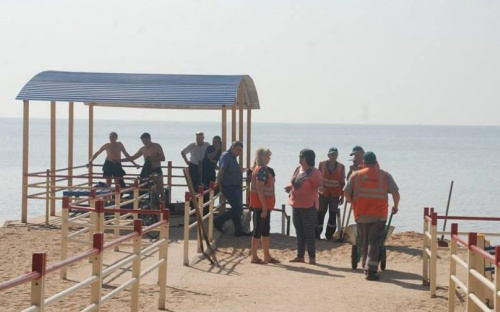 Спуск к морю на пляже для лиц с инвалидностью в Мариуполе оборудовали пандусом (ФОТО)