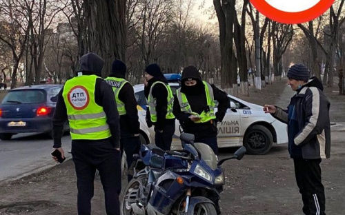 В Мариуполе нетрезвый мотоциклист без прав устроил ДТП