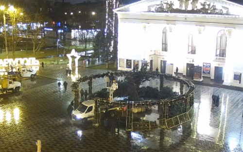 В центре Мариуполя разбирают упавшую главную елку города