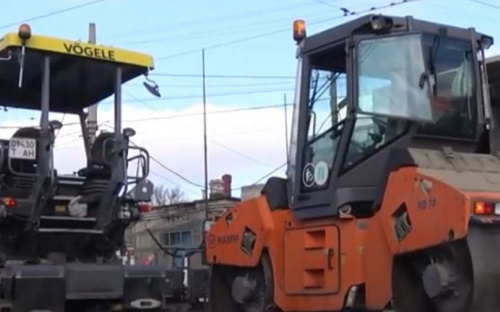 На оживленном перекрестке в Мариуполе укладывают асфальт. Какие дороги отремонтируют до конца года?