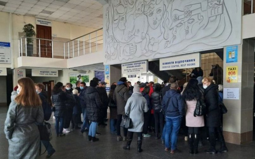 На что в Центре массовой вакцинации в Мариуполе собирают деньги?