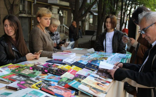 Восемь издательств и тысячи посетителей: как в Мариуполе прошел книжный фестиваль (ФОТО)