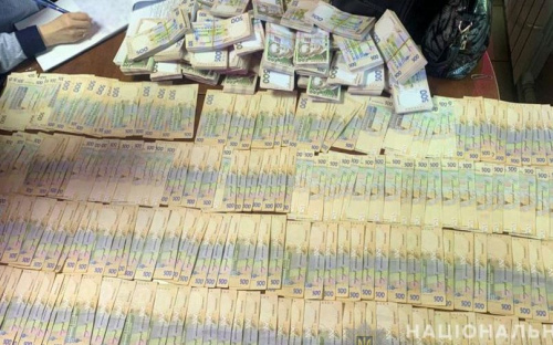 Чиновница получила два миллиона гривен от жителя Мариуполя