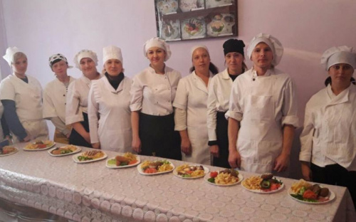 Обрести новую профессию: в Мариуполе 10 человек стали профессиональными поварами (ФОТО)