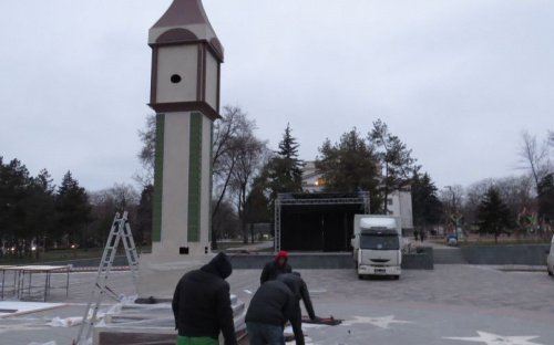 В центре Мариуполя возводят средневековую башню, а у театра появилось около 30 коней (ФОТО+ВИДЕО)