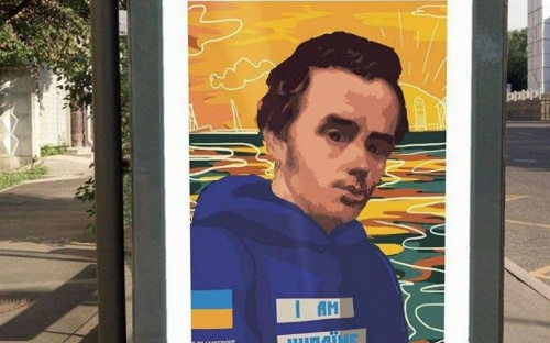 Шевченко в толстовке и Сосюра в шляпе: улицы Мариуполя украсили необычными ситилайтами (ФОТО)