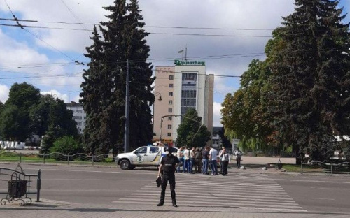 В центре Луцка захвачен автобус с заложниками. Задержание захватчика под личным контролем Президента