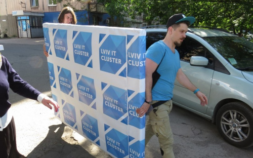 В Мариуполе овацией встретили львовский ІТ Кластер, прибывший с дорогими подарками (ФОТО+ВИДЕО)