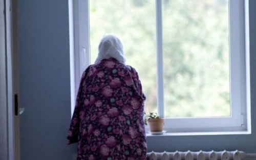 На Донетчине 90-летняя пенсионерка выбросила тысячи гривен из окна, чтобы спасти внука