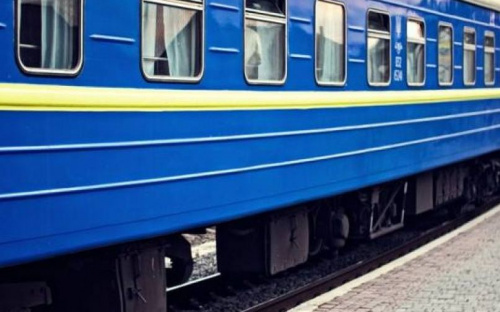 Под Мариуполем поезд наехал на автомобиль