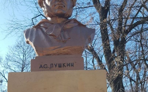 «Показала эрудицию»: в Мариуполе женщина  испортила памятники известным личностям