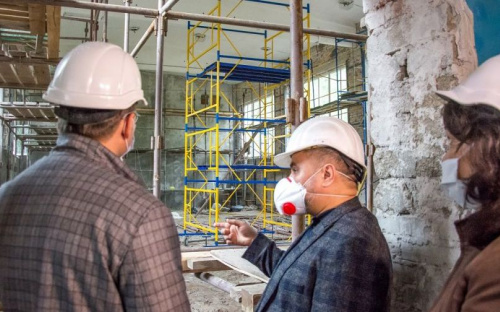 В Мариуполе за 95 млн грн реконструируют школу: до этого столовая была совмещена с актовым залом (ФОТО)