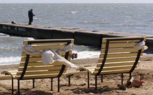 Похолодание отпугнуло мариупольцев от походов на море