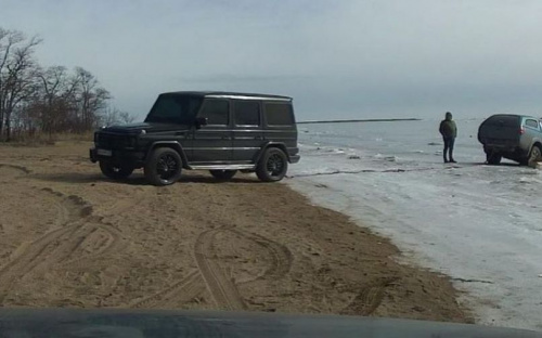 На мариупольском пляже автомобиль попал в ледяную ловушку (ФОТОФАКТ)