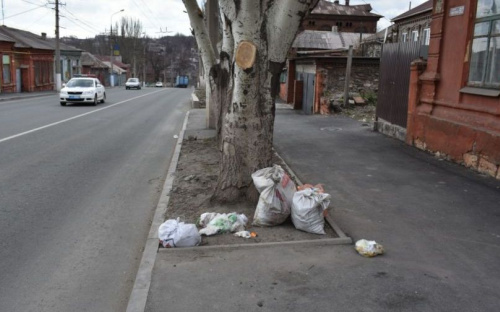 Мариупольцы выбрасывают мусор прямо посреди улицы (ФОТОФАКТ)