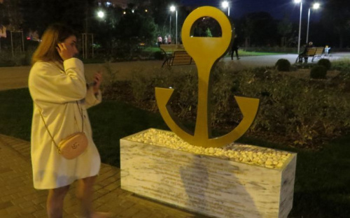 Мариупольцы принялись разорять символ города на Греческой площади (ФОТОФАКТ)