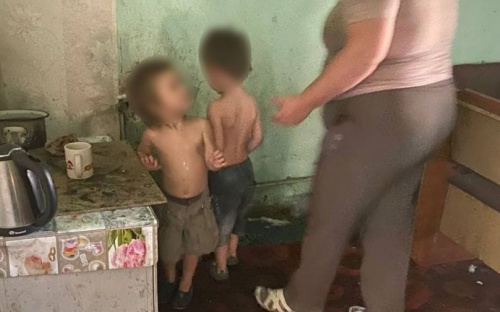 Жили в голоде и антисанитарии: в Мариуполе у матери забрали детей