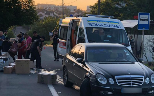 В Мариуполе «Мерседес» сбил девушек-полицейских во время изъятия крупной партии контрабандных сигарет