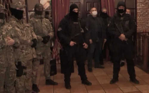 Когда закон не писан: в одном из мариупольских заведений закрыли глаза на карантин «выходного дня» (ВИДЕО)