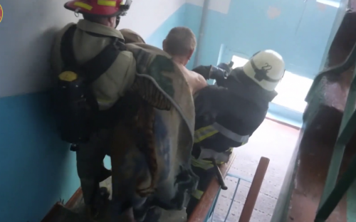 В Мариуполе горела квартира: в помещении находился мужчина