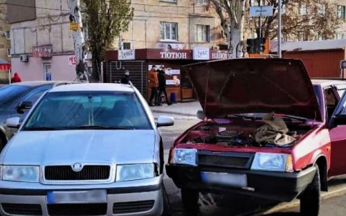 В Мариуполе вишневая «девятка» въехала в «Шкоду»