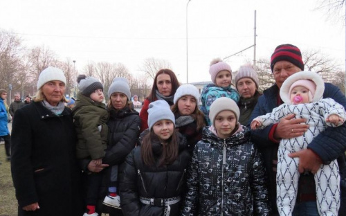 Пострадавшие от войны семьи с детьми получат денежную помощь