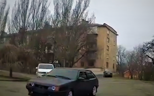 За «украшение» номерного знака мариупольского автомобилиста могут оштрафовать на 1700 грн (ВИДЕО)