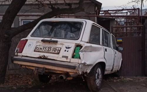 В Мариуполе водитель врезался в авто, снес забор у дома и сбежал, бросив машину
