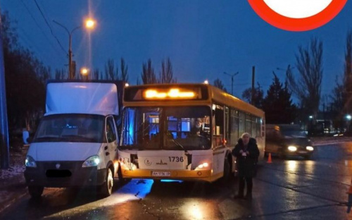 На мариупольских улицах в ДТП попали автобус и трамвай