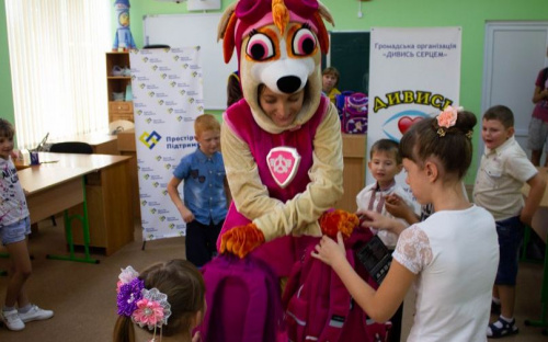 В Мариуполе первоклассникам из малоимущих семей раздали портфели и канцтовары (ФОТО)