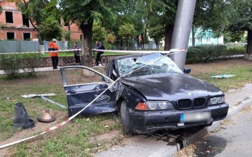 Водитель «BMW» с иностранным номером снес светофор и дорожные знаки в центре Мариуполя (ДОПОЛНЕНО)