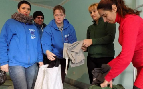 Мариупольские волонтеры собрали для бездомных одежду (ФОТО)