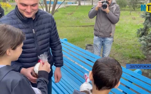 Беженцев из Мариуполя поздравили с грядущей Пасхой в Запорожье