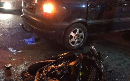 В Мариуполе легковушка сбила мотоциклиста