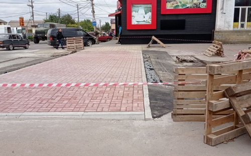 В поселке под Мариуполем «приподнимают» пешеходный переход