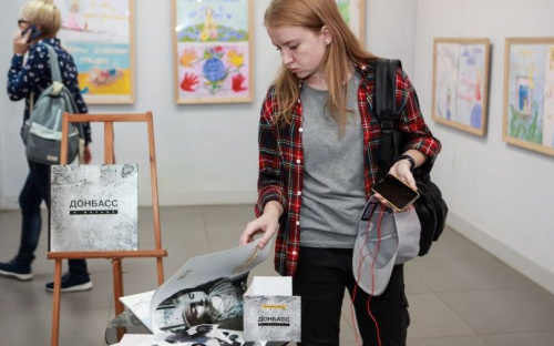 В Мариуполе открылась выставка детских работ «Мирное лето – детям Донбасса» (ФОТО)