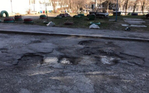 Родители на автомобилях разбили в Мариуполе дорогу возле школы