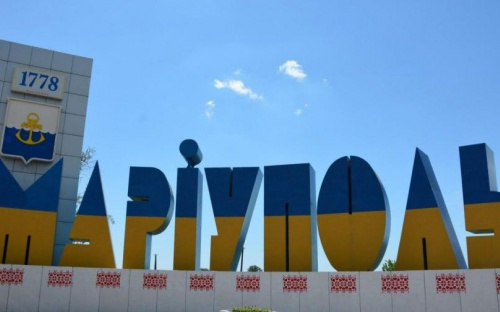 Стелу при въезде в Мариуполь украсили ярким орнаментом (ВИДЕО)