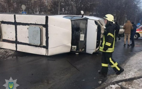 В Мариуполе перевернулась маршрутка - один из участников аварии скрылся с места ДТП (ФОТО)