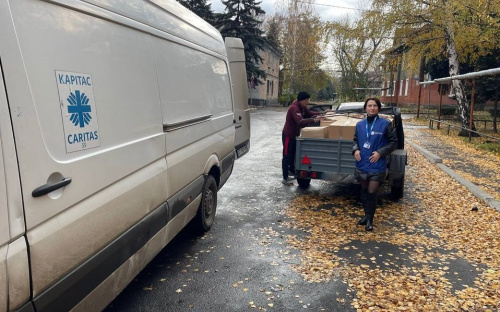 Карітас Маріуполь передав цілий причеп харчових наборів і продуктів до Авдіївки: