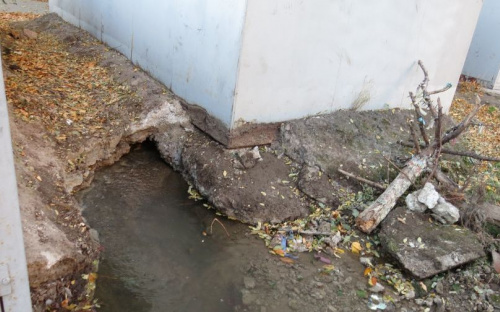Из частного гаража в Мариуполе несколько суток выливаются тонны воды (ФОТО+ВИДЕО)