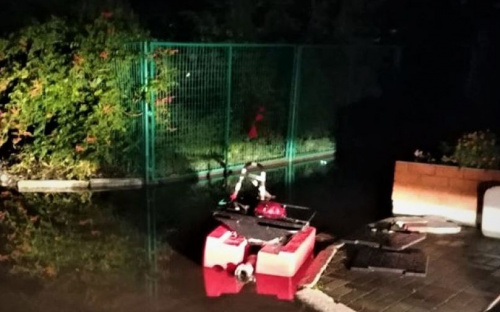 В Мариупольском районе сотни кубометров воды затопили базу отдыха и частные дворы