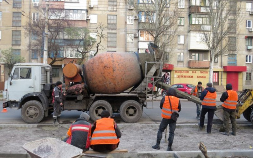 В центре Мариуполя строят новую парковку (ФОТОФАКТ)