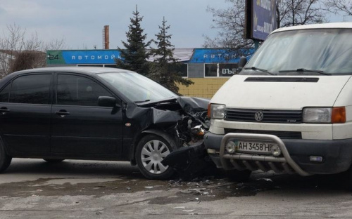 Возле авторынка в Мариуполе столкнулись легковушка и микроавтобус (ФОТО)