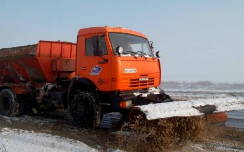 На междугородних трассах Донетчины борются с гололедом и снежными заносами (ФОТО)