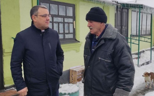 Под Мариуполем пенсионерам, пострадавшим от непогоды, помогли купить новый дом