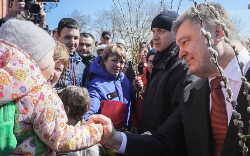 Президент Украины освятил вербу с мариупольцами (ФОТО)