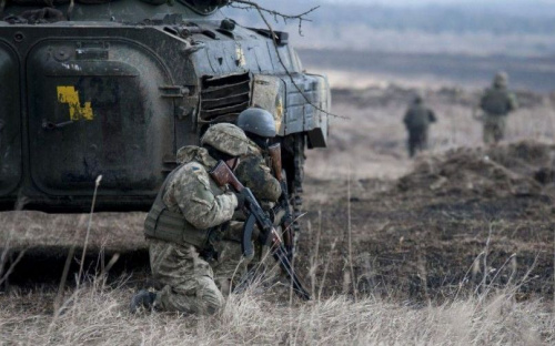 Боевики атаковали украинские позиции вблизи Золотого. Идет бой